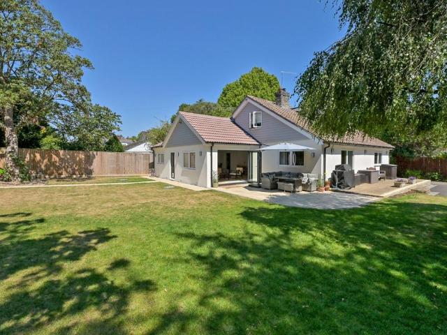 Lower Cookham Road, Maidenhead. 5 bed detached house to rent £5,000 pcm £1,154 pw