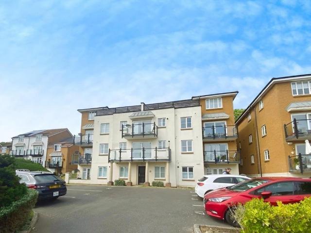 Lower Corniche, Hythe 2 bed flat to rent £1,295 pcm £299 pw