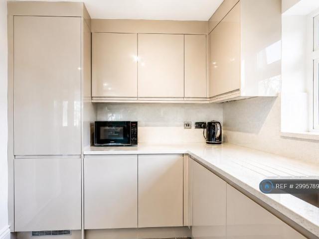 Lower Fosters, London, NW4 2 bed flat to rent £2,050 pcm £473 pw