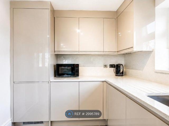 Lower Fosters, London NW4, 2 bed flat to rent, £2,050 pcm | PrimeLocation
