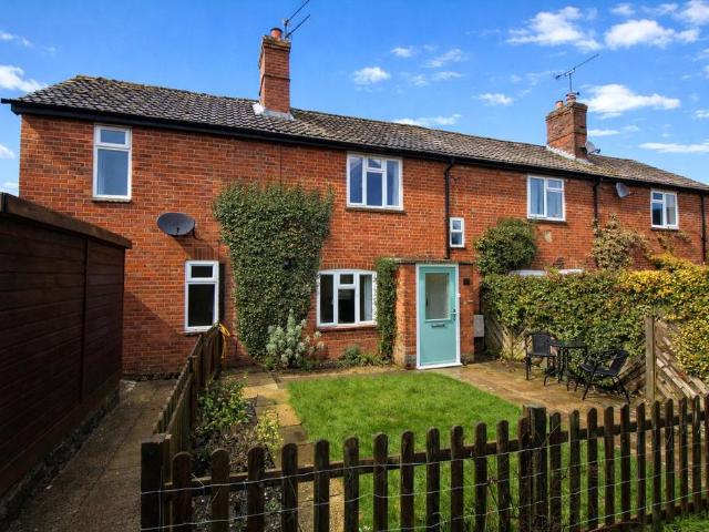 Lower Froyle, Alton, Hampshire, GU34 3 bed semi detached house to rent £1,800 pcm £415 pw