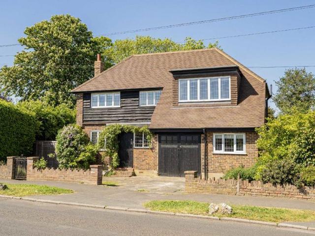 Lower Hampton Road, Sunbury On Thames. 4 bed house to rent £4,500 pcm £1,038 pw