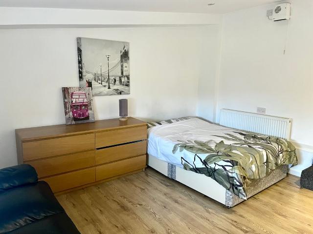 Lower High Street, Wednesbury WS10, Studio to rent, £910 pcm | PrimeLocation