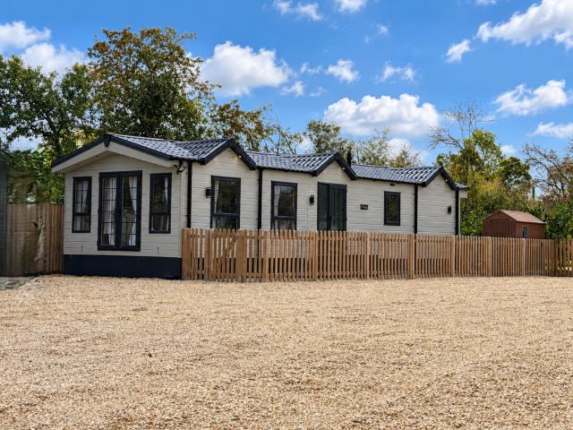 Lower Icknield Way, Princes. 2 bed detached house to rent £1,400 pcm £323 pw