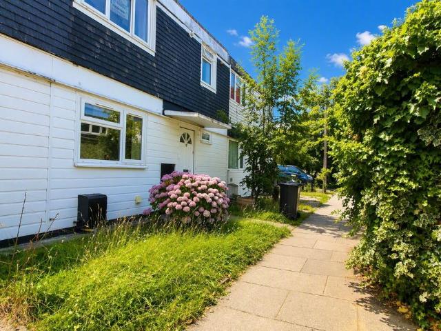Lower Meadow Harlow CM18 3 bed terraced house to rent £1,850 pcm £427 pw