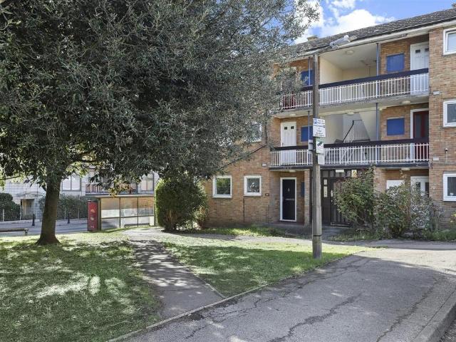 Lower Queens Road, Buckhurst Hill 1 bed flat to rent £1,550 pcm £358 pw