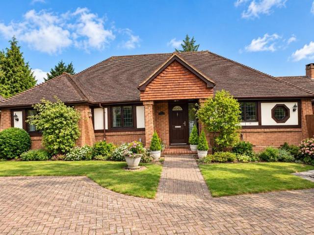 Lower Road, Bookham, Leatherhead. 3 bed detached bungalow to rent £3,500 pcm £808 pw