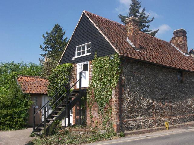 Lower Road Great Bookham 2 bed apartment to rent £1,650 pcm £381 pw
