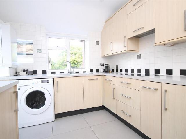 LOWER ROAD, GREAT BOOKHAM, KT23 3 bed detached house to rent £2,450 pcm £565 pw