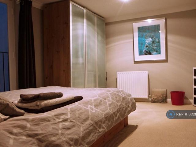 Lower Rock Garden, Brighton, BN2 2 bed flat to rent £1,750 pcm £404 pw