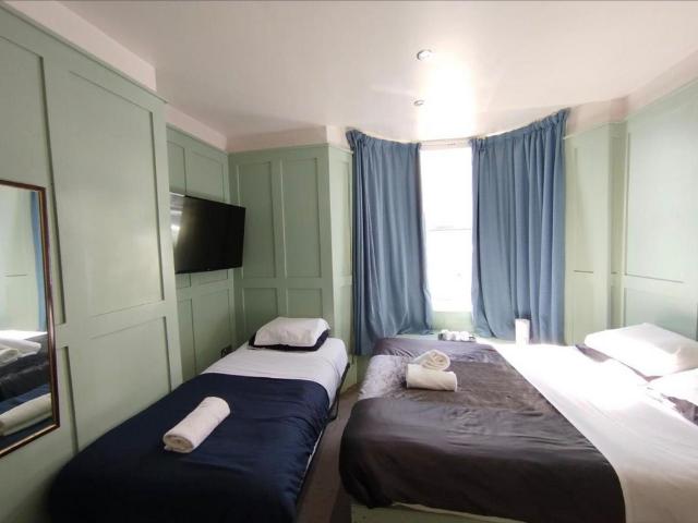 Lower Rock Gardens, Brighton BN2 1 bed in a house share to rent £950 pcm £219 pw