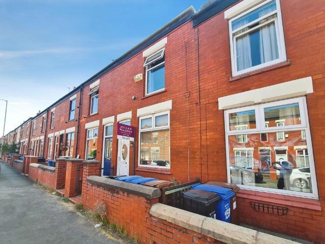 Lowfield Road, Shaw Heath, Stockport. 2 bed terraced house to rent £1,100 pcm £254 pw