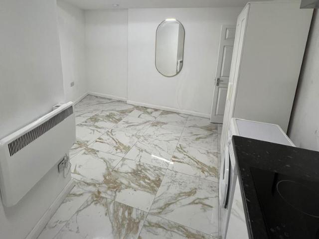 Lowlands Road, Aveley RM15 Studio to rent £700 pcm £162 pw