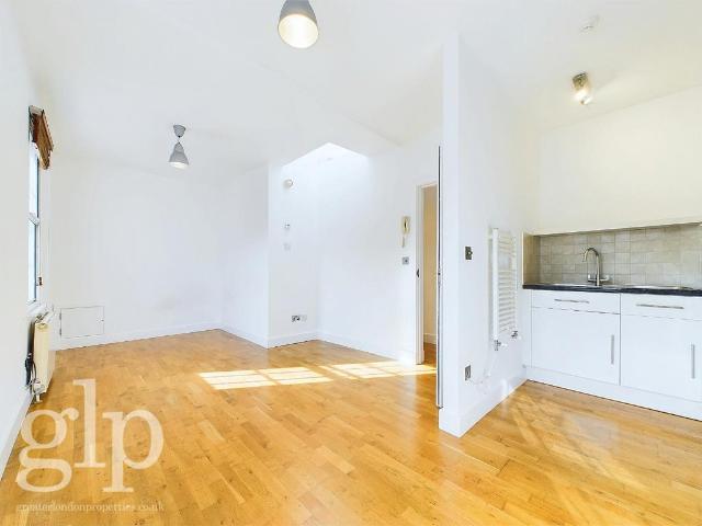 Lowndes Court, Soho, W1F 1 bed apartment to rent £2,708 pcm £625 pw