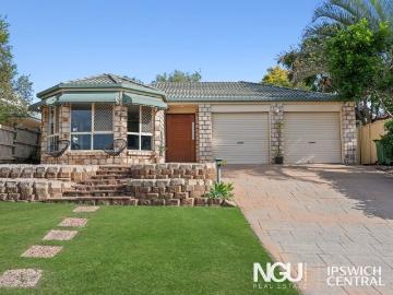LOWSET BRICK BEAUTY IN FLINDERS VIEW WITH A MASSIVE MASTER BEDROOM & TWO LIVING AREAS!