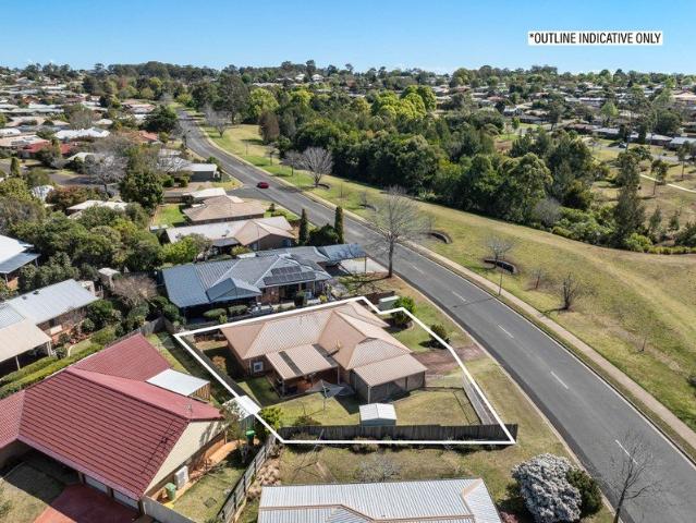 Lowset Brick Home Across From Beautiful Parklands