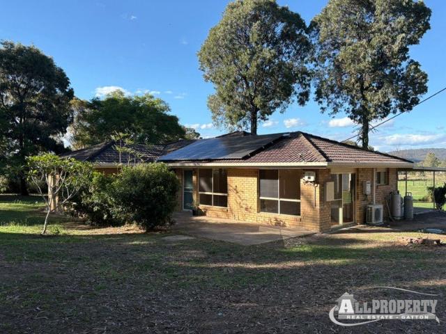 LOWSET BRICK HOME ON ACREAGE IN SUMMERHOLM