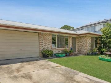 Lowset Brick in Newtown Walk to Ipswich Girls Grammar & Rail