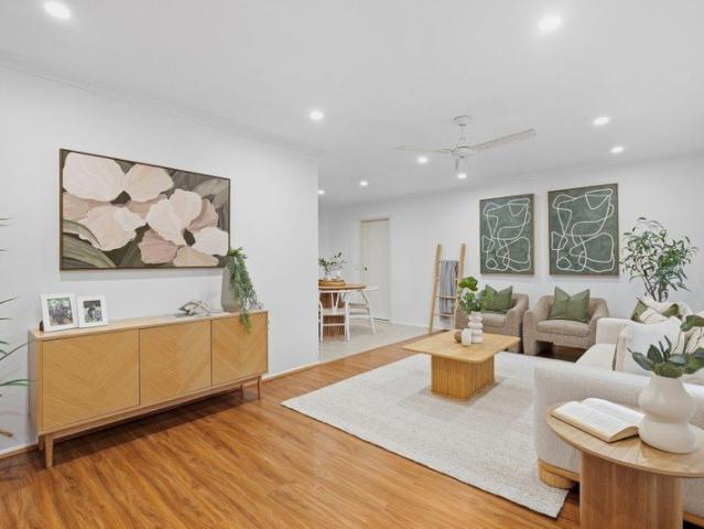 Lowset Brick Living with a Peaceful Park Outlook