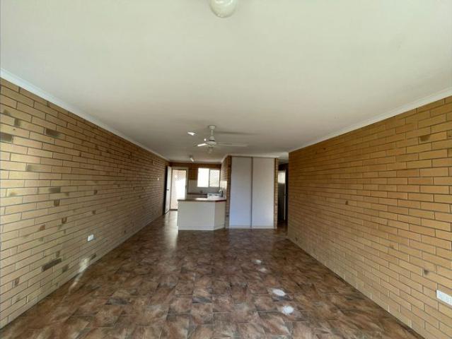 Lowset brick unit close to shopping complex