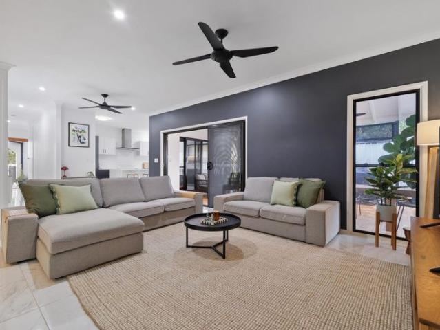 Lowset Family Entertainer with a Pool in Quiet Location
