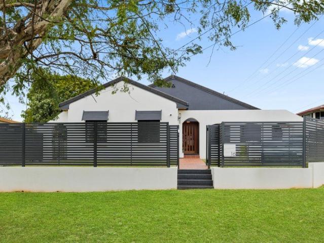 Lowset Family Entertainer with a Pool in Quiet Location