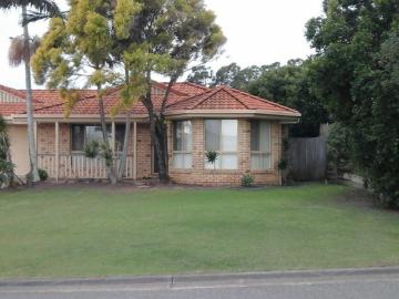 LOWSET FAMILY HOME IN SOUGHT AFTER SANDSTONE POINT