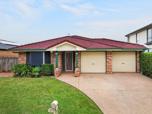 LOWSET FAMILY LIVING WITH COVERED OUTDOOR ENTERTAINING