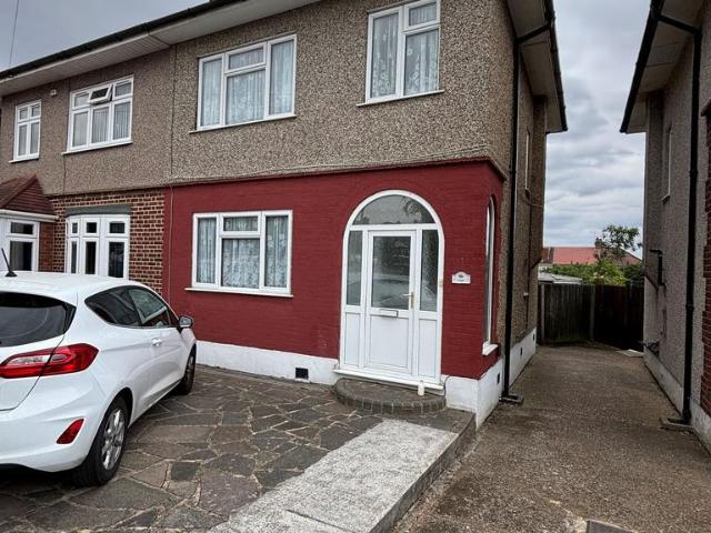 Lowshoe Lane, Romford, RM5 3 bed semi detached house to rent £1,850 pcm £427 pw