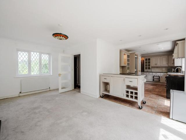 Loxford Road Caterham CR3 5 bed detached house to rent £3,450 pcm £796 pw