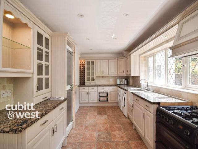 Loxford Road, Caterham CR3 5 bed detached house to rent £3,200 pcm £738 pw