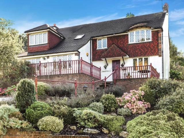 Loxford Road Caterham CR3 5 bed detached house to rent £3,275 pcm £756 pw