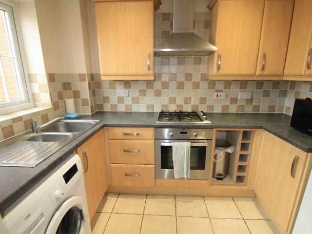 Loxley Close, Hucknall, NG15 2 bed flat to rent £750 pcm £173 pw