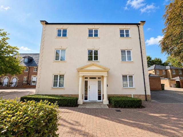 Loyd Lindsay Square,Winchester. 2 bed flat to rent £1,500 pcm £346 pw