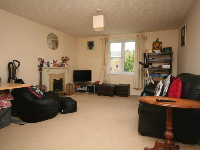 Lloyd Close, Cheltenham. 2 bed apartment to rent £1,000 pcm £231 pw