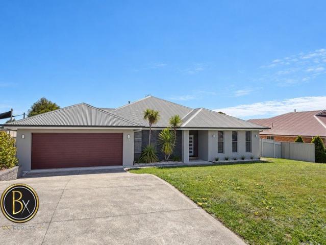 LLANARTH HOME WITH SOLAR HEATED POOL & FOUR CAR GARAGING
