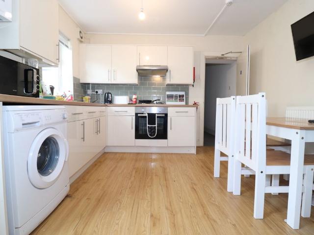 Llanbleddian Gardens, Cathays CF24, 3 bed flat to rent, £1,725 pcm | PrimeLocation