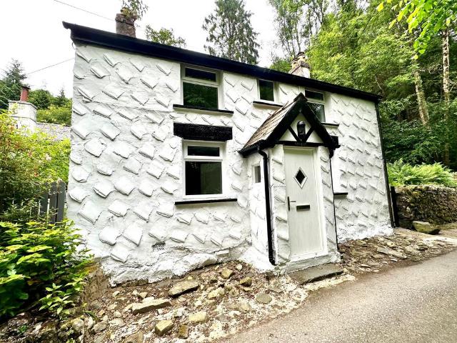 Llanrwst, LL26 3 bed detached house to rent £1,195 pcm £276 pw