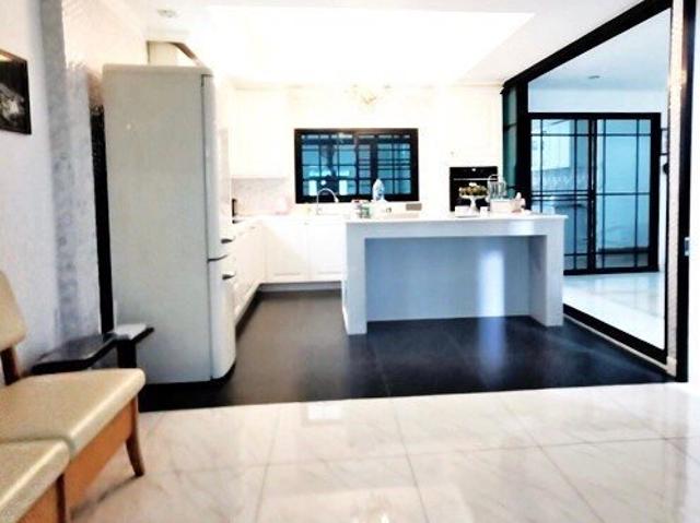 LTH5203 – House FOR SALE in Sathorn 4 beds 4 baths size 300 Sq.M. Nearby BTS Chong Nonsi station ONLY 45 MB