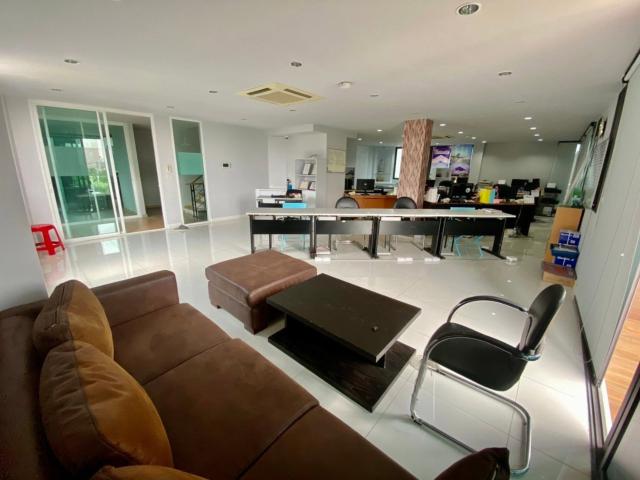 LTH5876 – Townhome FOR SALE in Sathorn 9 beds 7 baths size 439.17 Sq.M. Nearby BTS Saint Louis station ONLY 45 MB