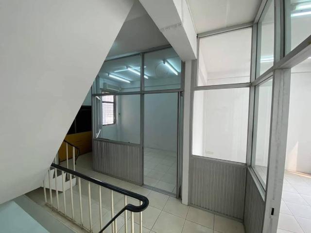 LTH10326 Townhouse around FOR RENT in Yaowarat size 34 Sq.w.6 beds 1 baths MRT Sam Yod Station Price ONLY 80K/Month
