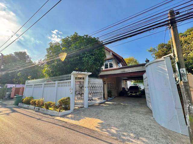 LTH15771 Luxury House for Sale Narathiwas | Large Land Plot | Near King’s College International School | 82 MB