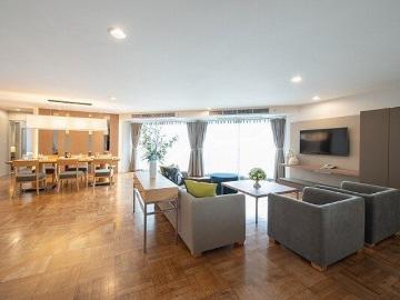LTH3741 – Bangkok Garden FOR RENT 3+1 beds 3 baths size 240 Sq.M. Nearby BTS Chong Nonsi station ONLY 120k/Month