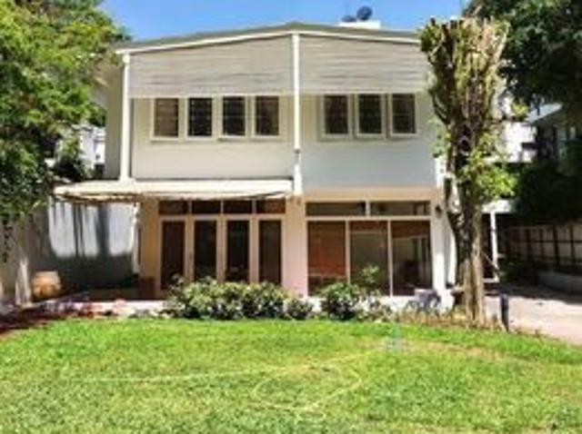 LTHC10562– House with garden FOR SALE in Ploenchit 3 beds 4 baths size 300 sq.m. Near BTS Ploenchit Station ONLY 138.7 MB