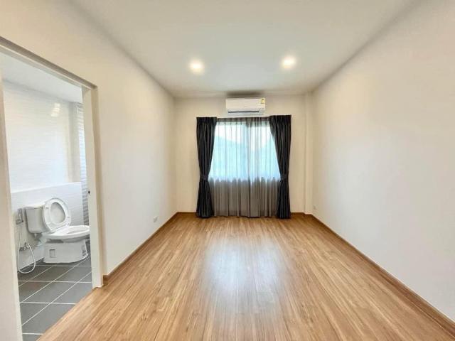 LTHC10099– House FOR RENT 5 beds 5 baths size 75.4 sq.w. Near BTS dark red line Don muang Station ONLY 130k/Month