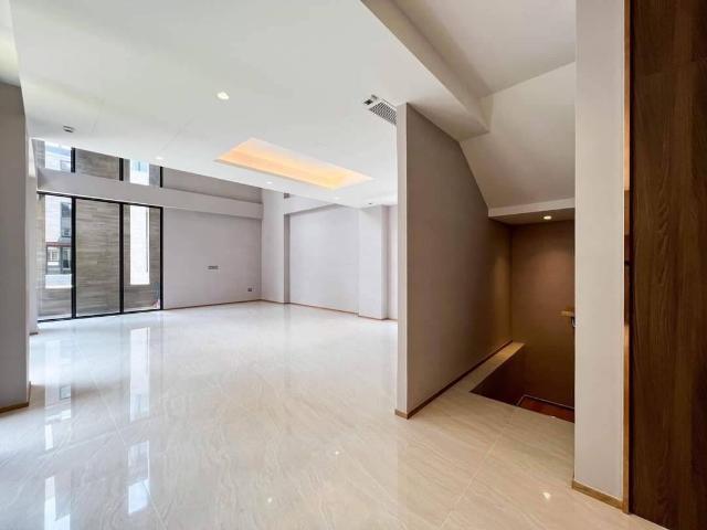 LTHC11559 – Anina Villa Sathorn Yenakart FOR SALE Size 60 sq.w. 520 sqm. 4 beds 5 baths ONLY 68 MB