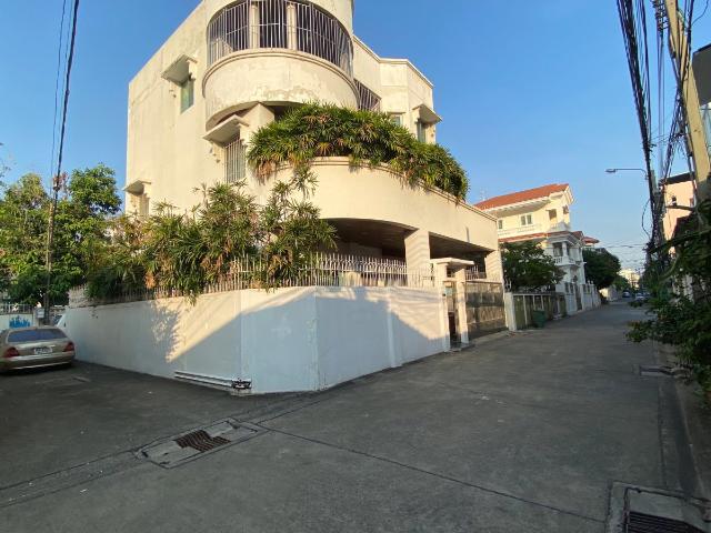LTHC11590 – HOUSE FOR SALE Size 48 sq.w. 500 sqm. 5 beds 4 baths Near Central Rama 3 ONLY 28 MB