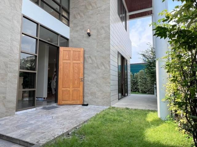 LTHC5463 – House with Private Garden FOR RENT in Phrom Phong 4 beds 2 baths size 400 Sq.M. Nearby BTS Phrom Phong station ONLY 85k/Month