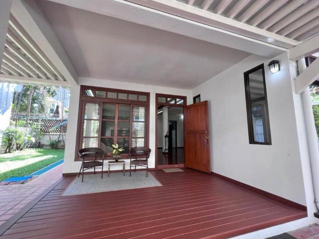 LTHC5610 – Single House with Garden FOR RENT in Phrom Phong 3 beds 3 baths size 280 Sq.M. Nearby BTS Phrom Phong station ONLY 120k/Month