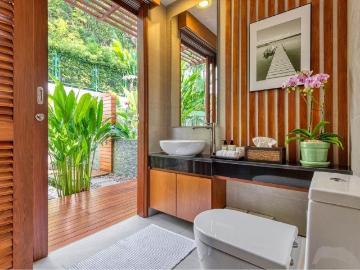 LTHC6078 – Single House with Private Swimming Pool FOR SALE 3 beds 3 baths size 842 Sq.M. Nearby BTS Punnawithi station ONLY 118 MB